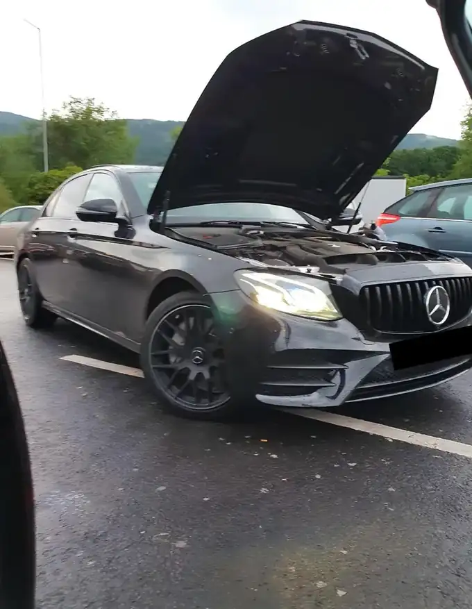 Kontrola motorového priestoru vozidla Mercedes-Benz